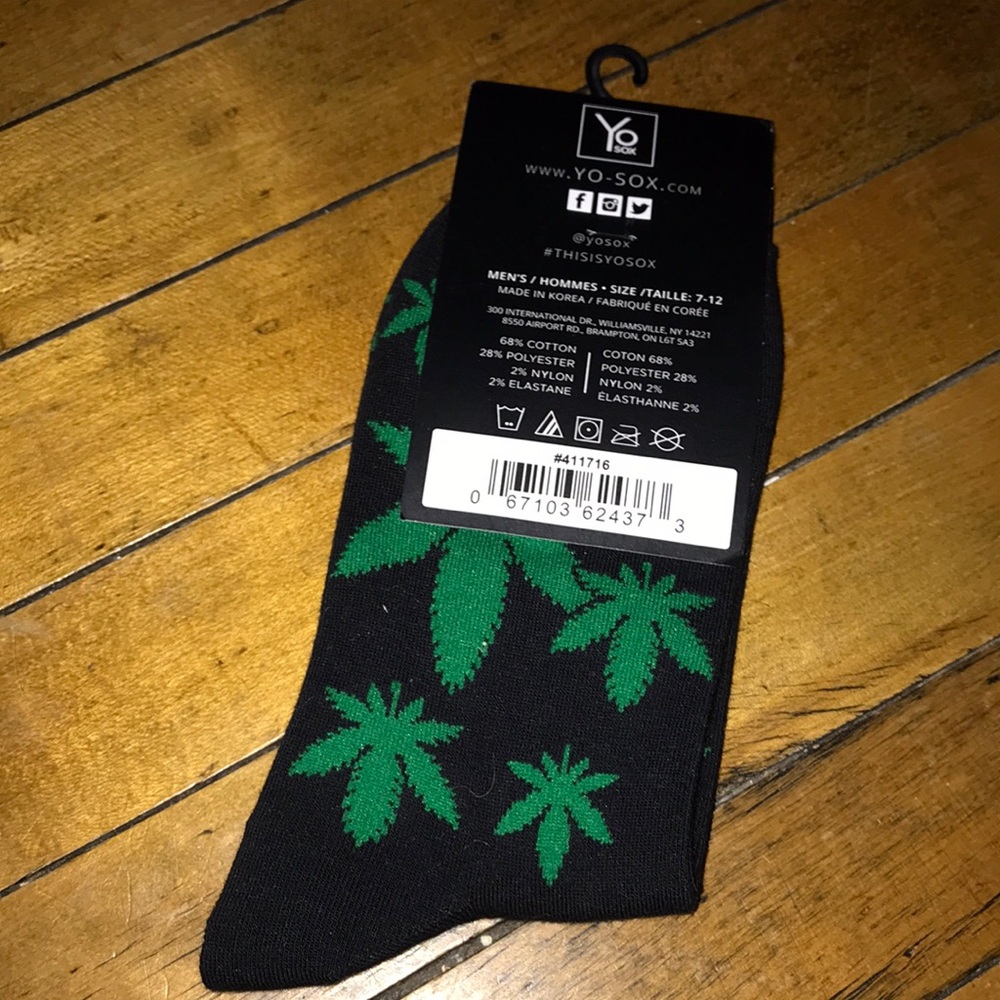 Men’s Black & Green Cannabis Print Crew Socks - Picture 2 of 3